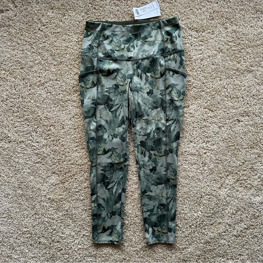 Chico’s Zenergy‎ So Slimming Crop Leggings Green Tropical Camo Size 0 (US 4R)